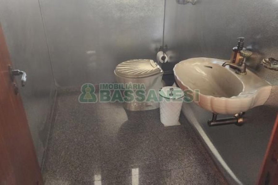 Casa com 270m², 3 dormitórios, 4 vagas, no bairro Cinqüentenário em Caxias do Sul para Comprar