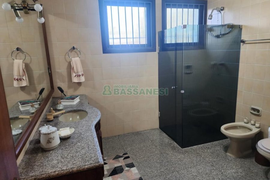 Casa com 270m², 3 dormitórios, 4 vagas, no bairro Cinqüentenário em Caxias do Sul para Comprar