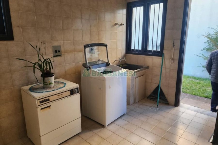 Casa com 270m², 3 dormitórios, 4 vagas, no bairro Cinqüentenário em Caxias do Sul para Comprar