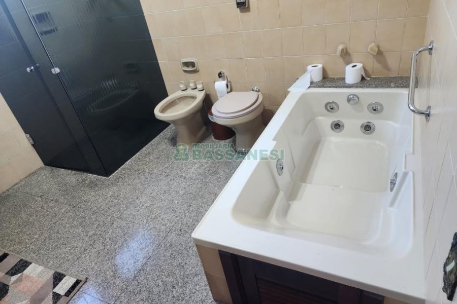 Casa com 270m², 3 dormitórios, 4 vagas, no bairro Cinqüentenário em Caxias do Sul para Comprar