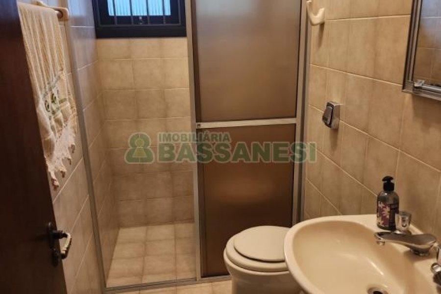 Casa com 270m², 3 dormitórios, 4 vagas, no bairro Cinqüentenário em Caxias do Sul para Comprar