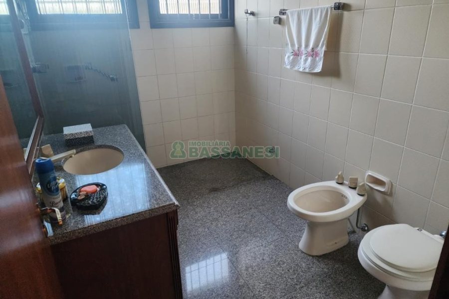 Casa com 270m², 3 dormitórios, 4 vagas, no bairro Cinqüentenário em Caxias do Sul para Comprar