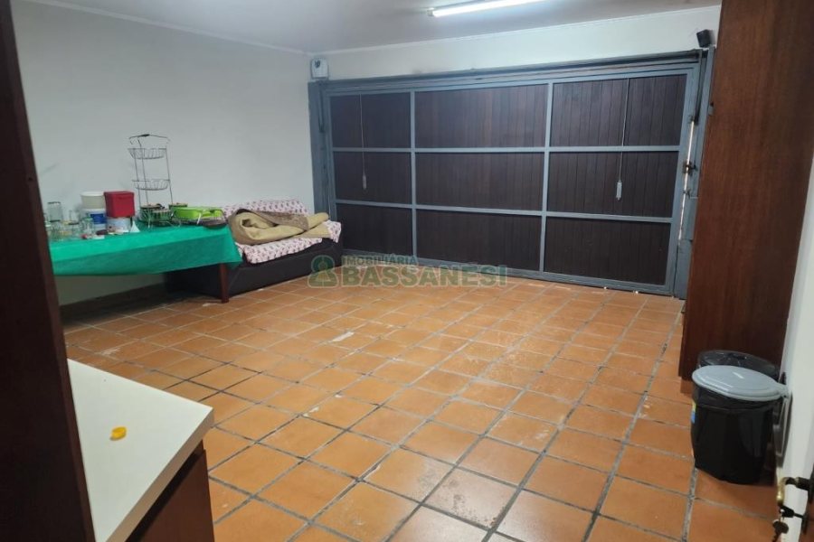 Casa com 270m², 3 dormitórios, 4 vagas, no bairro Cinqüentenário em Caxias do Sul para Comprar