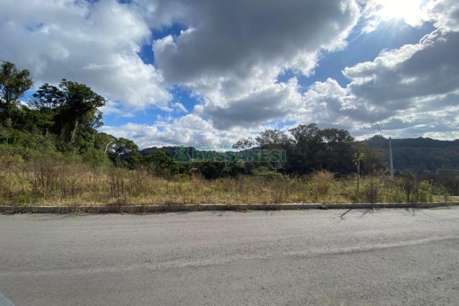 Terreno com 319m², no bairro Nossa Senhora das Graças em Caxias do Sul para Comprar