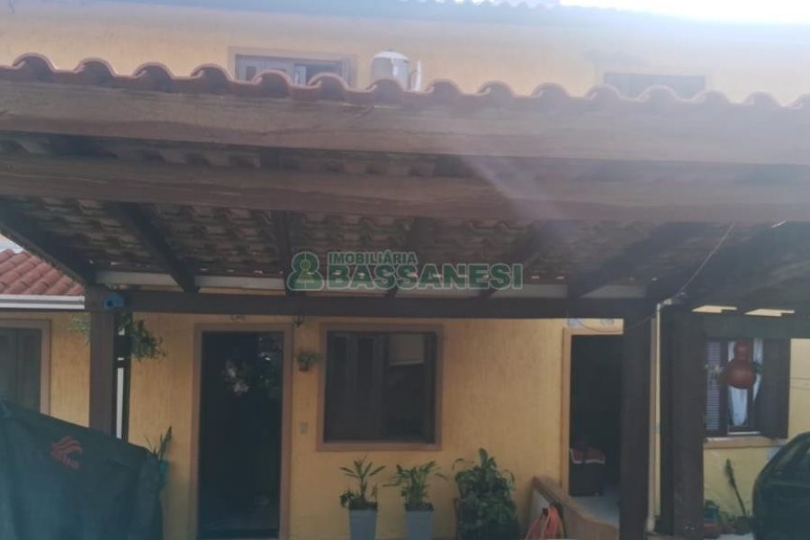 Sobrado com 45m², 2 dormitórios, 1 vaga, no bairro Colina do Sol em Caxias do Sul para Comprar