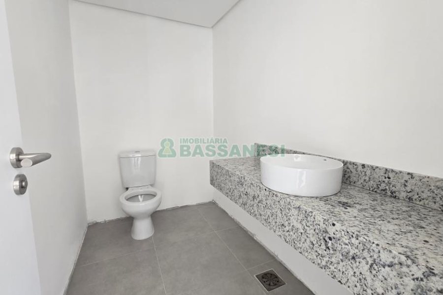 Sala com 81m², 1 vaga, no bairro Exposição em Caxias do Sul para Comprar