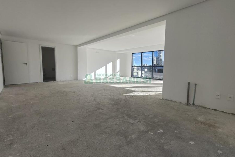 Sala com 81m², 1 vaga, no bairro Exposição em Caxias do Sul para Comprar