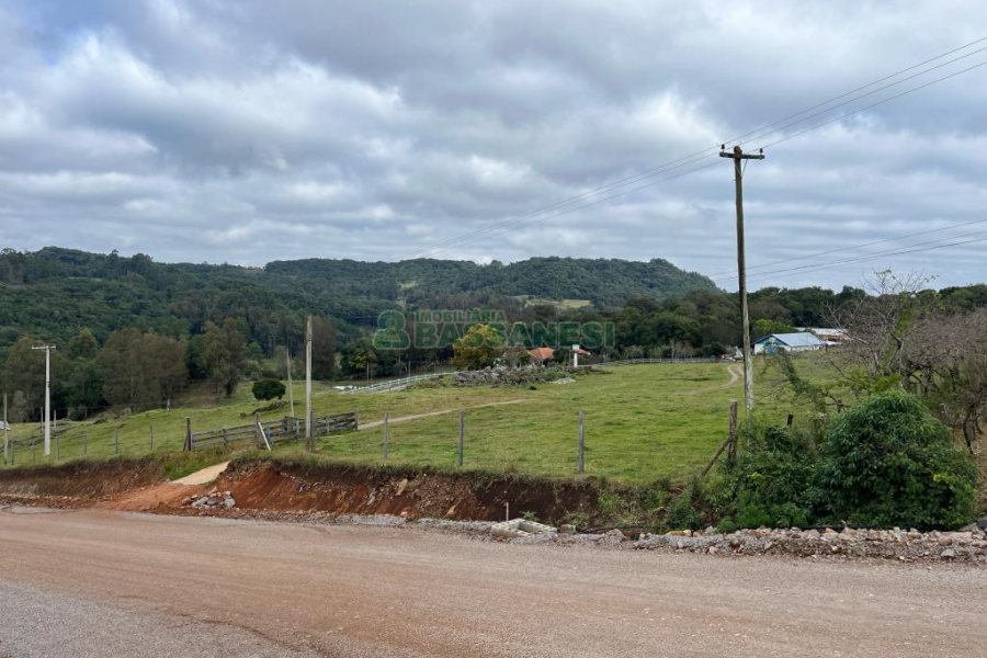 Chácara com 38200m², 3 dormitórios, no bairro Interior em São Marcos para Comprar