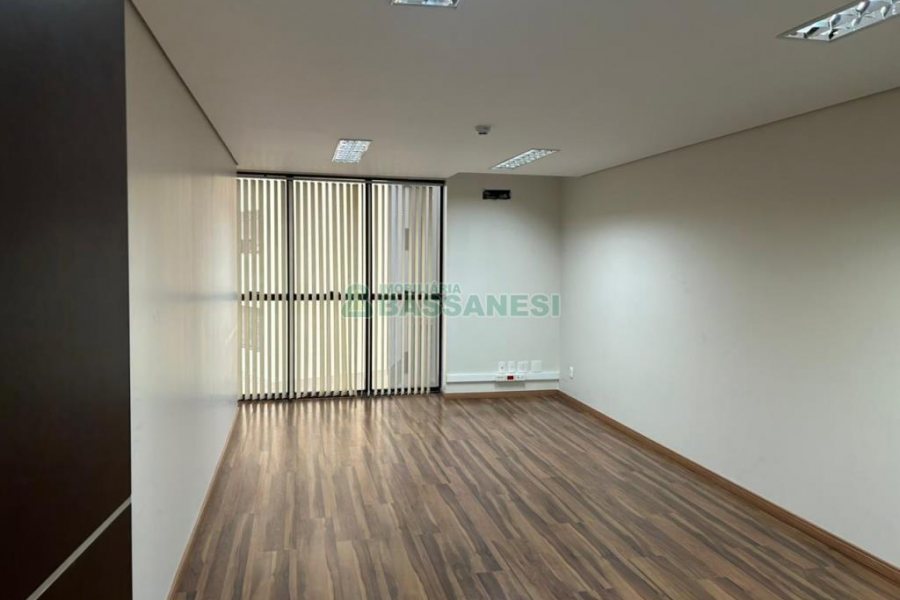 Sala com 230m², 10 vagas, no bairro Pio X em Caxias do Sul para Alugar