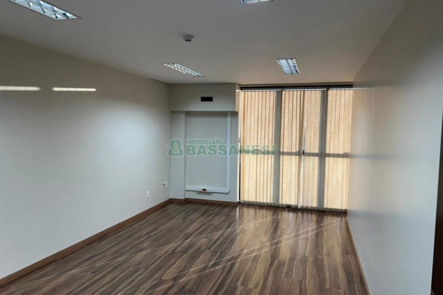 Sala com 230m², 10 vagas, no bairro Pio X em Caxias do Sul para Alugar