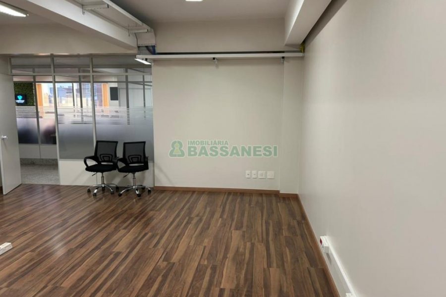 Sala com 230m², 10 vagas, no bairro Pio X em Caxias do Sul para Alugar