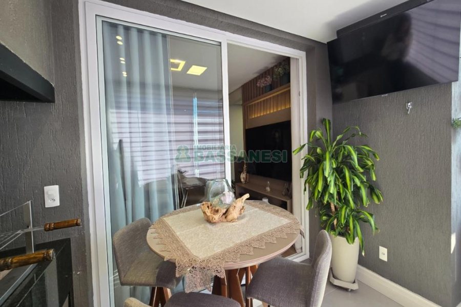 Apto Mobiliado com 97m², 2 dormitórios, 2 vagas, no bairro Jardim América em Caxias do Sul para Comprar