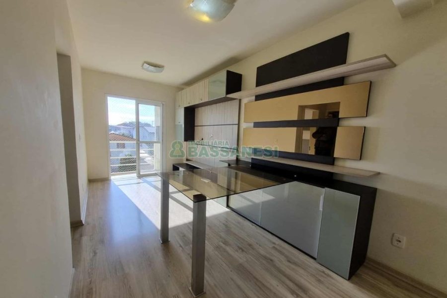 Apto Mobiliado com 56m², 2 dormitórios, 1 vaga, no bairro Cinqüentenário em Caxias do Sul para Alugar