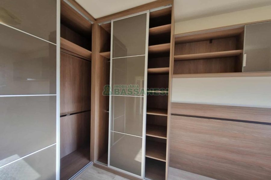 Apto Mobiliado com 56m², 2 dormitórios, 1 vaga, no bairro Cinqüentenário em Caxias do Sul para Alugar