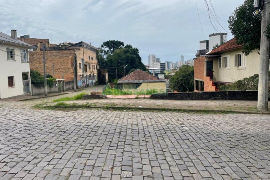 Terreno com 330m², no bairro Rio Branco em Caxias do Sul para Comprar