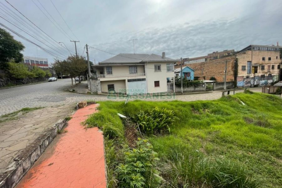 Terreno com 330m², no bairro Rio Branco em Caxias do Sul para Comprar