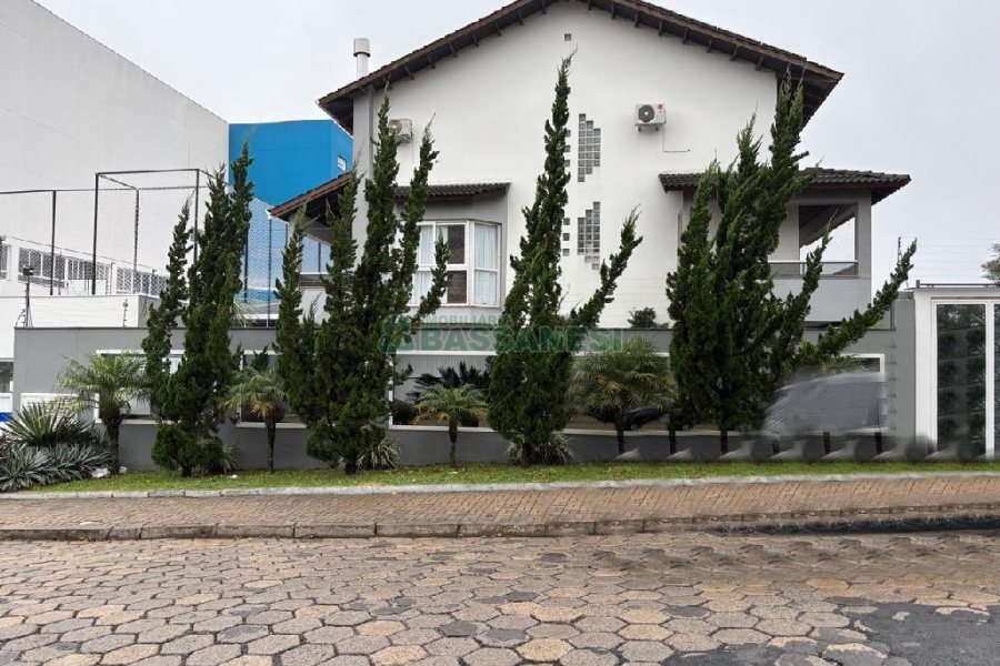 Casa com 310m², 3 dormitórios, 4 vagas, no bairro Jardim América em Caxias do Sul para Alugar