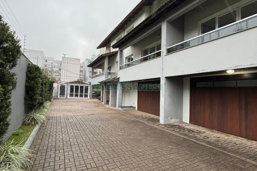 Casa com 310m², 3 dormitórios, 4 vagas, no bairro Jardim América em Caxias do Sul para Alugar