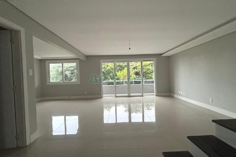 Casa com 310m², 3 dormitórios, 4 vagas, no bairro Jardim América em Caxias do Sul para Alugar
