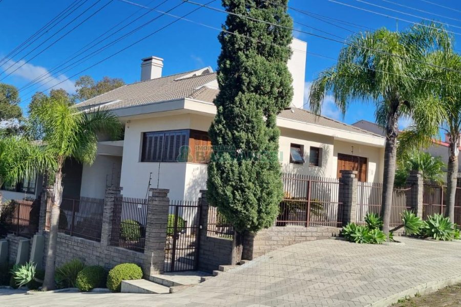 Casa com 496m², 4 dormitórios, 6 vagas, no bairro Colina Sorriso em Caxias do Sul para Comprar