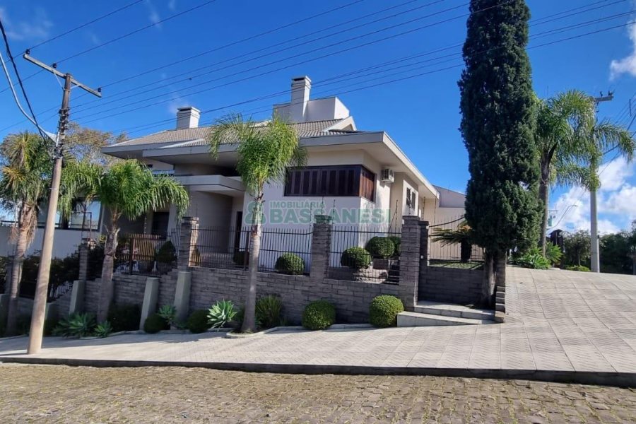 Casa com 496m², 4 dormitórios, 6 vagas, no bairro Colina Sorriso em Caxias do Sul para Comprar