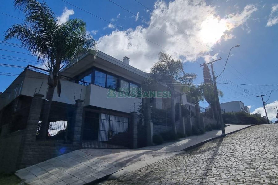 Casa com 496m², 4 dormitórios, 6 vagas, no bairro Colina Sorriso em Caxias do Sul para Comprar