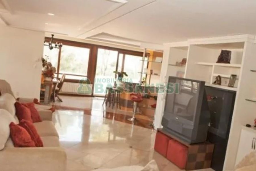 Casa com 496m², 4 dormitórios, 6 vagas, no bairro Colina Sorriso em Caxias do Sul para Comprar