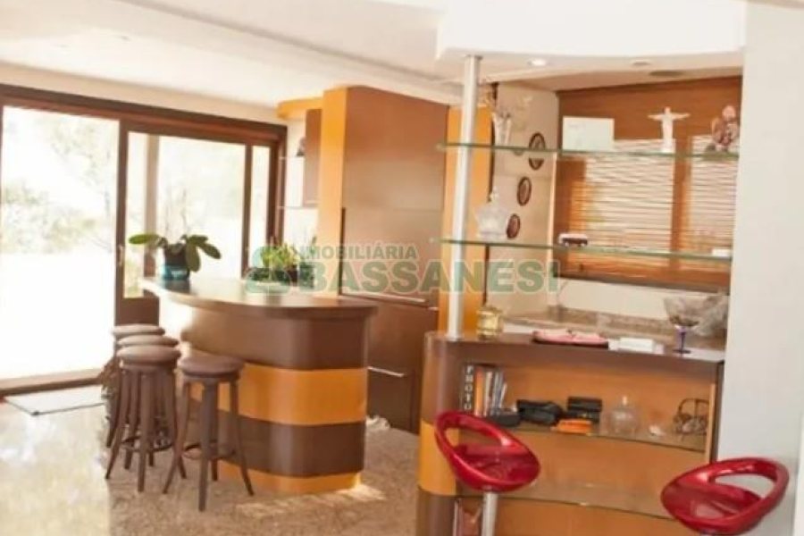 Casa com 496m², 4 dormitórios, 6 vagas, no bairro Colina Sorriso em Caxias do Sul para Comprar
