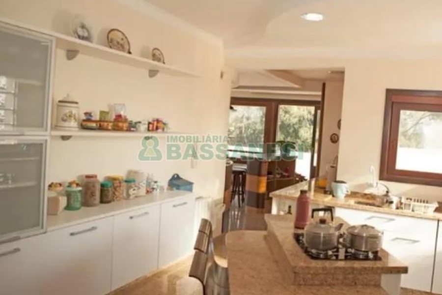 Casa com 496m², 4 dormitórios, 6 vagas, no bairro Colina Sorriso em Caxias do Sul para Comprar