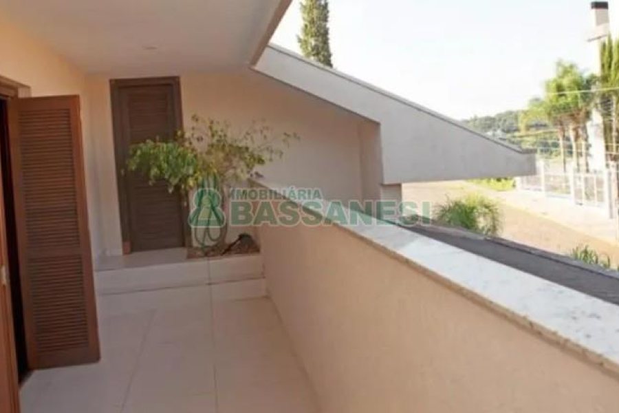 Casa com 496m², 4 dormitórios, 6 vagas, no bairro Colina Sorriso em Caxias do Sul para Comprar