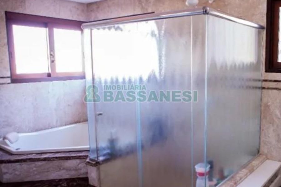 Casa com 496m², 4 dormitórios, 6 vagas, no bairro Colina Sorriso em Caxias do Sul para Comprar