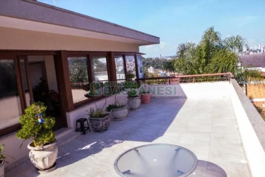 Casa com 496m², 4 dormitórios, 6 vagas, no bairro Colina Sorriso em Caxias do Sul para Comprar