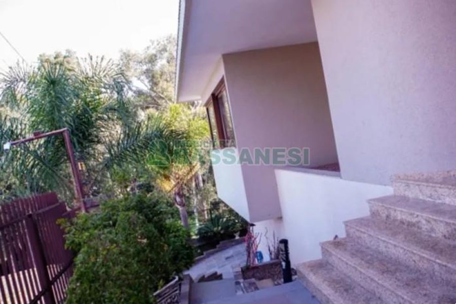 Casa com 496m², 4 dormitórios, 6 vagas, no bairro Colina Sorriso em Caxias do Sul para Comprar