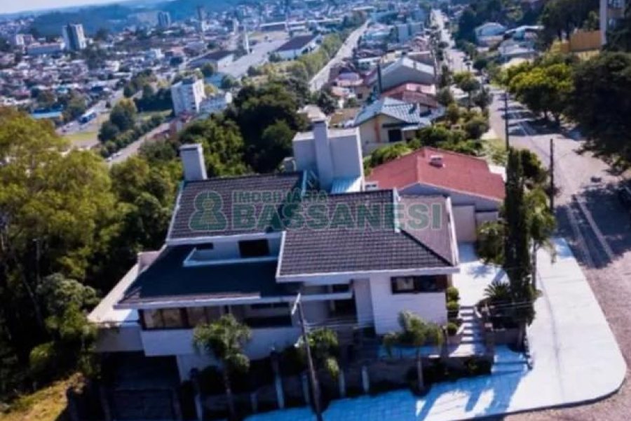 Casa com 496m², 4 dormitórios, 6 vagas, no bairro Colina Sorriso em Caxias do Sul para Comprar