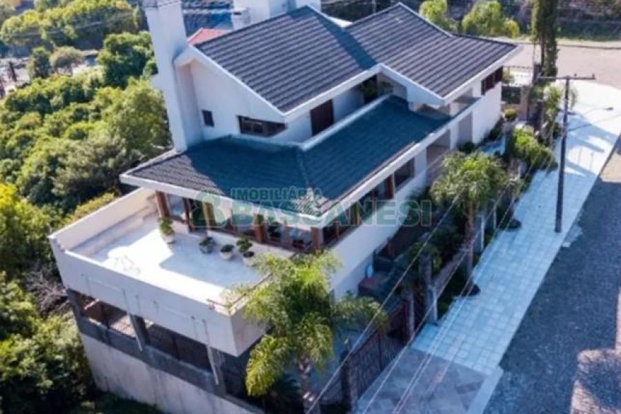 Casa com 496m², 4 dormitórios, 6 vagas, no bairro Colina Sorriso em Caxias do Sul para Comprar