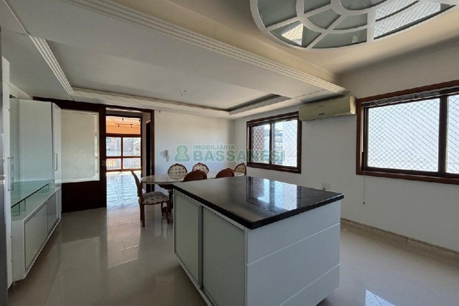 Apartamento com 225m², 3 dormitórios, 3 vagas, no bairro Rio Branco em Caxias do Sul para Comprar