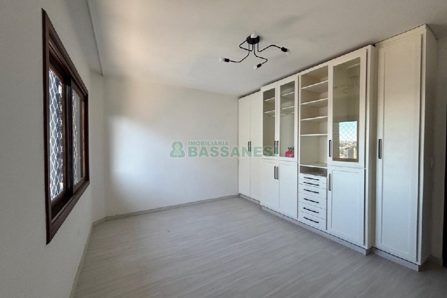 Apartamento com 225m², 3 dormitórios, 3 vagas, no bairro Rio Branco em Caxias do Sul para Comprar