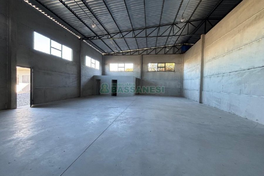 Pavilhão com 473m², no bairro Ana Rech em Caxias do Sul para Alugar