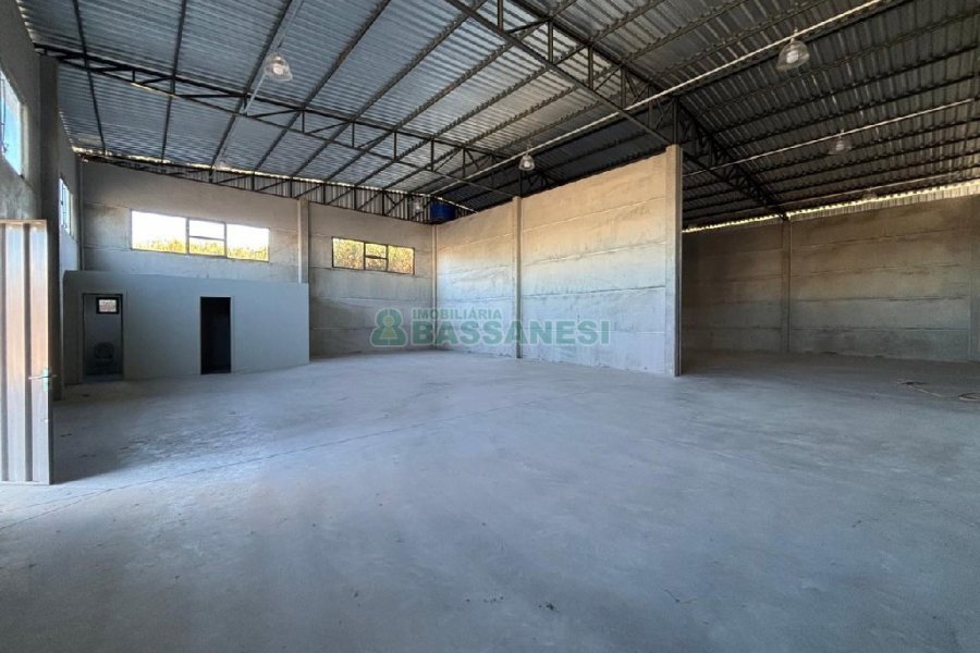 Pavilhão com 473m², no bairro Ana Rech em Caxias do Sul para Alugar