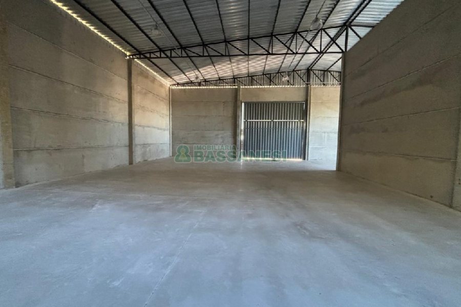 Pavilhão com 473m², no bairro Ana Rech em Caxias do Sul para Alugar