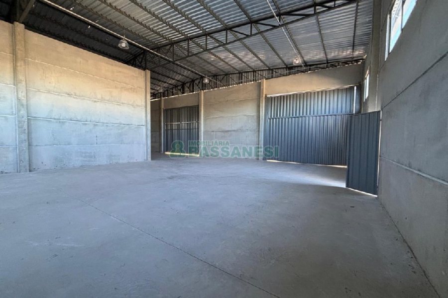 Pavilhão com 473m², no bairro Ana Rech em Caxias do Sul para Alugar