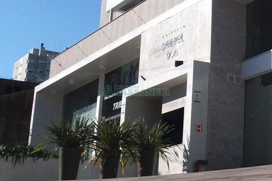 Loja com 450m², 4 vagas, no bairro Panazzolo em Caxias do Sul para Comprar