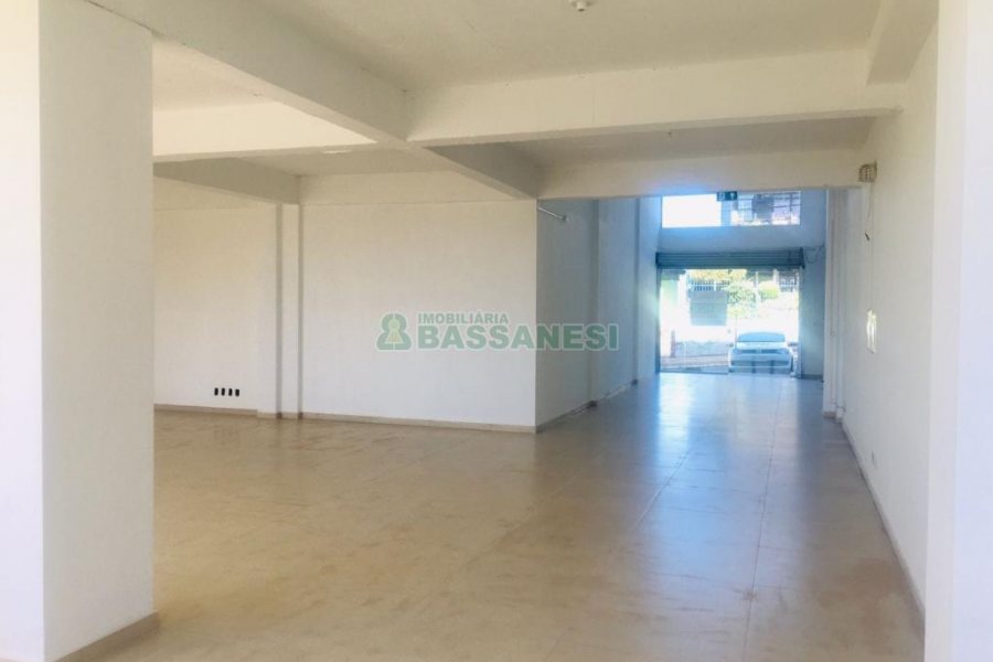 Loja com 450m², 4 vagas, no bairro Panazzolo em Caxias do Sul para Comprar