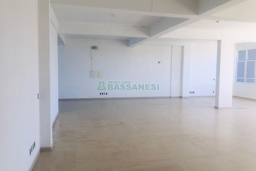 Loja com 450m², 4 vagas, no bairro Panazzolo em Caxias do Sul para Comprar