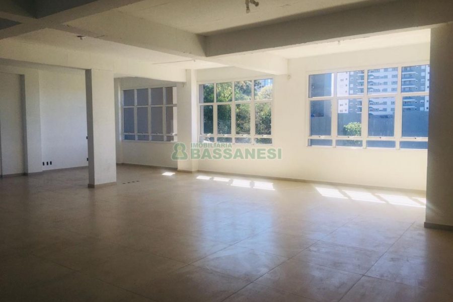 Loja com 450m², 4 vagas, no bairro Panazzolo em Caxias do Sul para Comprar
