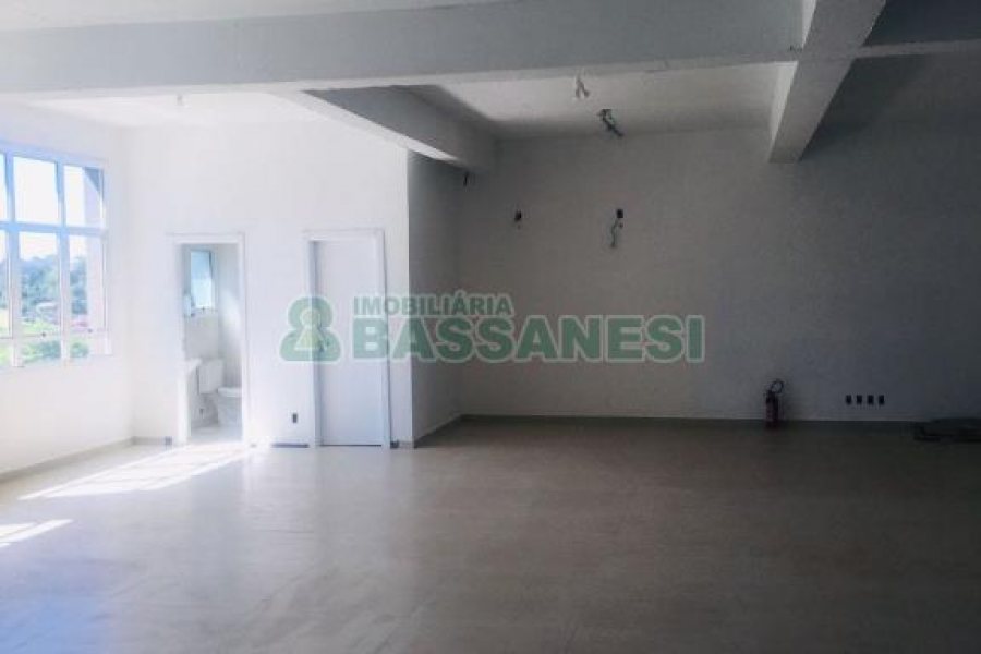 Loja com 450m², 4 vagas, no bairro Panazzolo em Caxias do Sul para Comprar