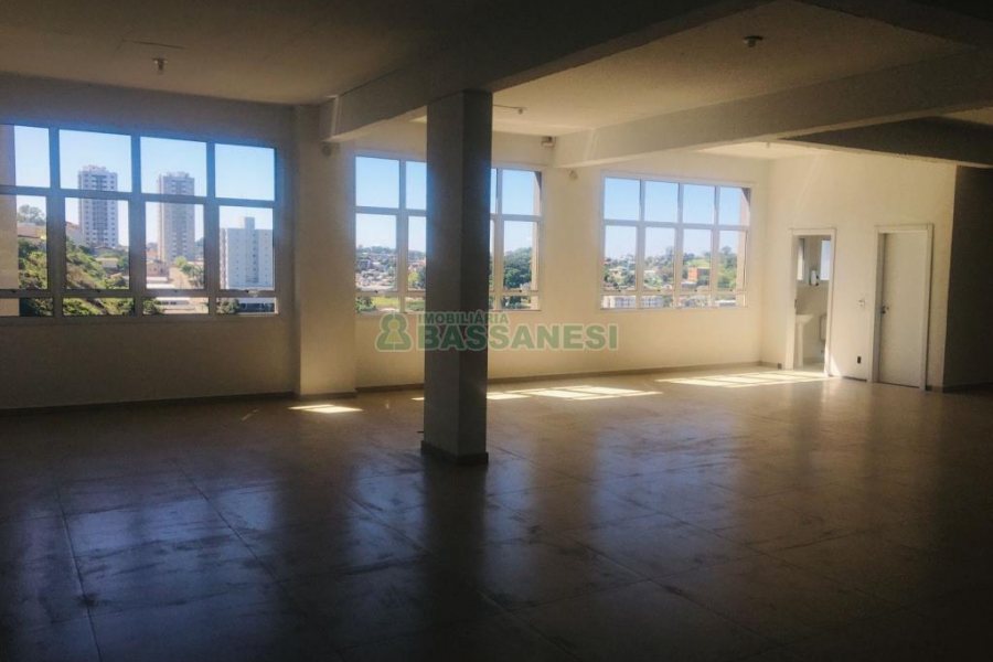 Loja com 450m², 4 vagas, no bairro Panazzolo em Caxias do Sul para Comprar