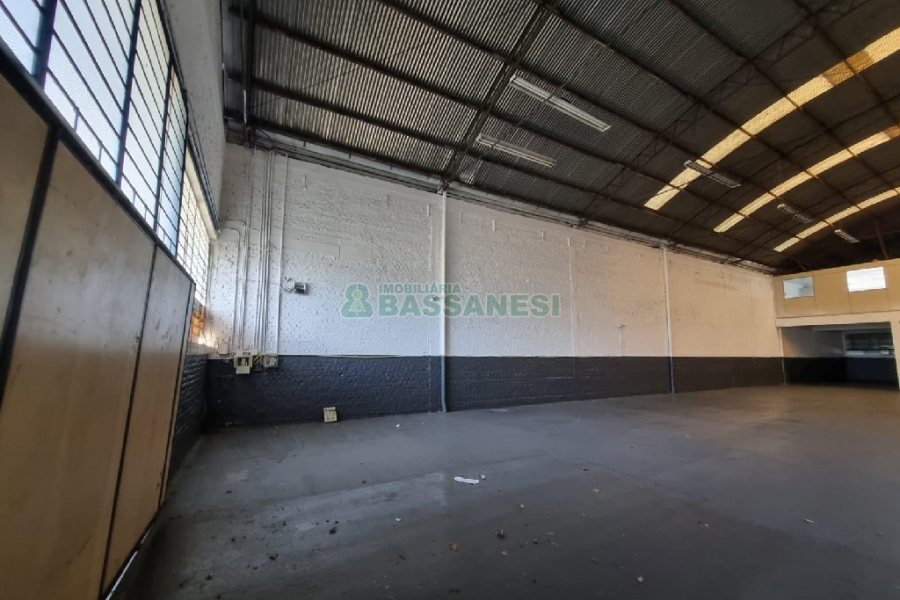 Pavilhão com 1000m², no bairro Sagrada Família em Caxias do Sul para Alugar