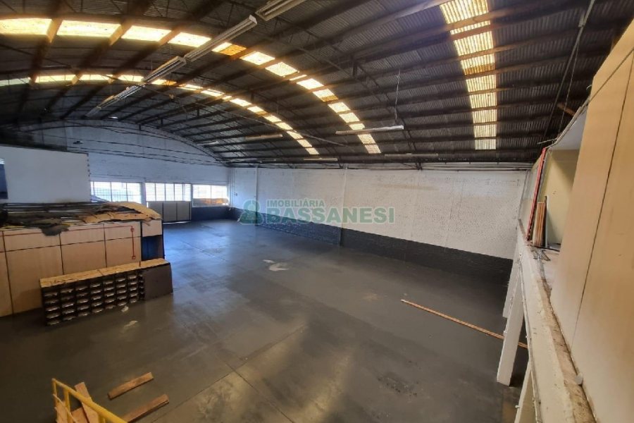 Pavilhão com 1000m², no bairro Sagrada Família em Caxias do Sul para Alugar