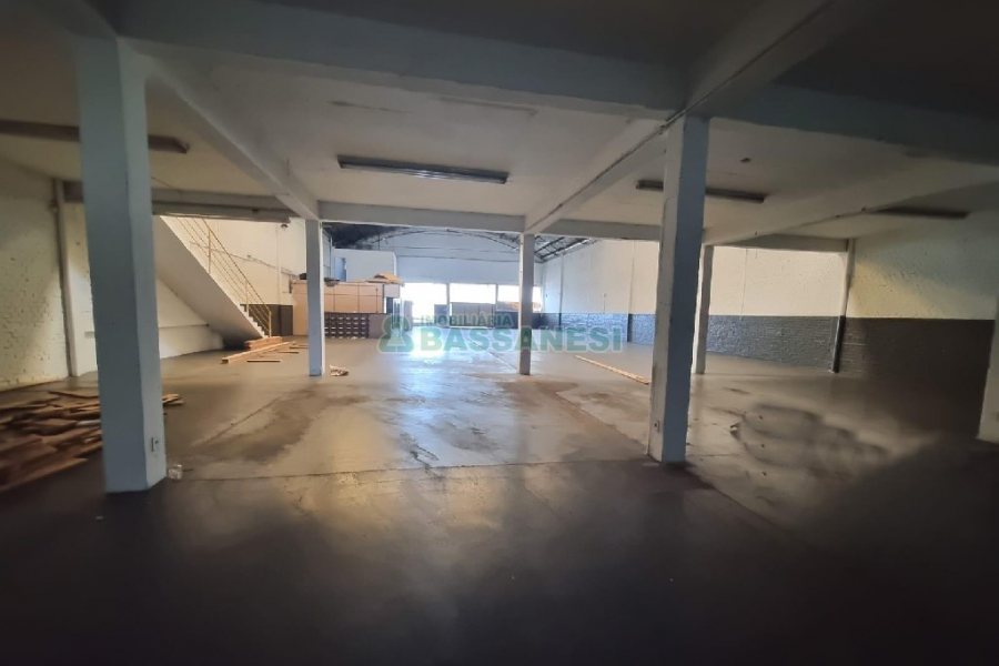 Pavilhão com 1000m², no bairro Sagrada Família em Caxias do Sul para Alugar